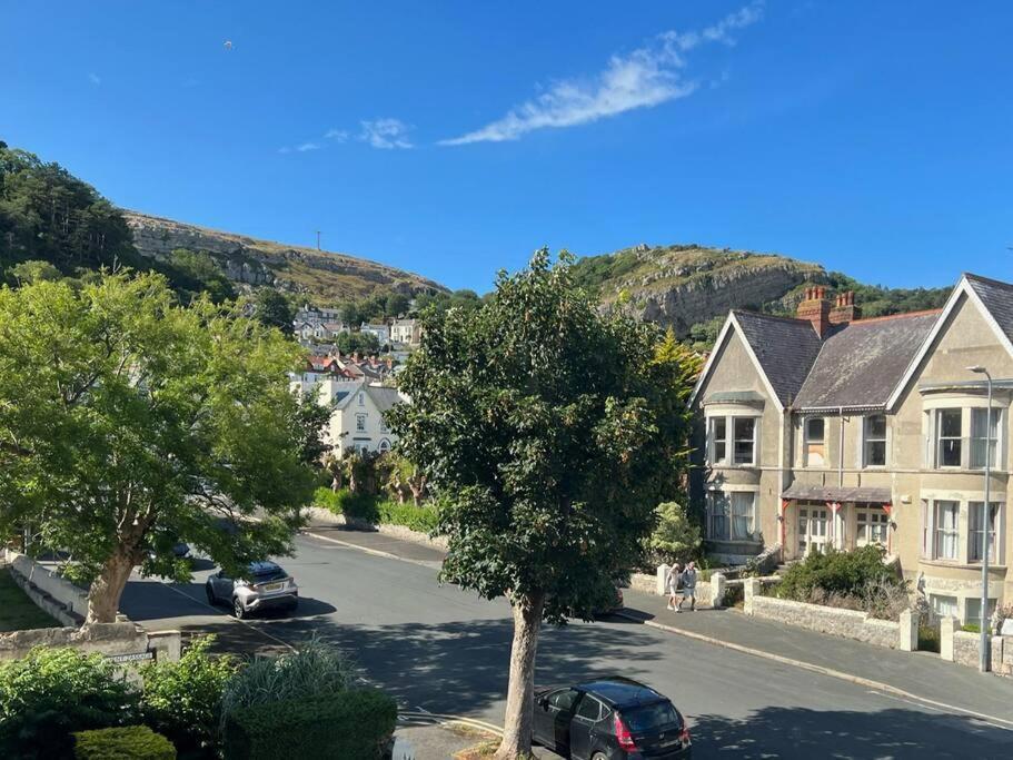 Private Parking, Central Llandudno, King Bed With Ensuite At Clement Lodge Bagian luar foto