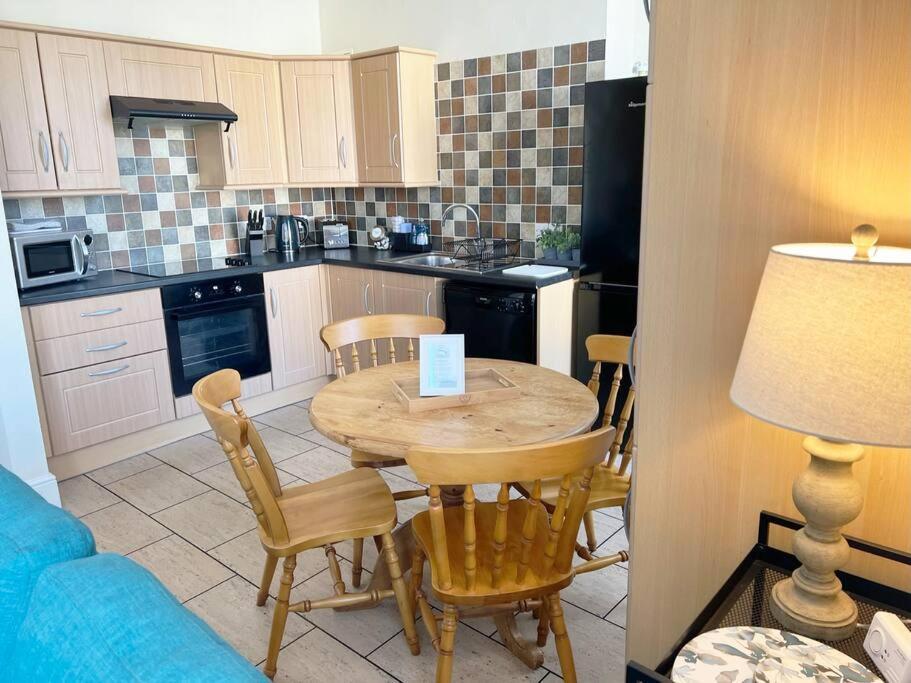 Private Parking, Central Llandudno, King Bed With Ensuite At Clement Lodge Bagian luar foto