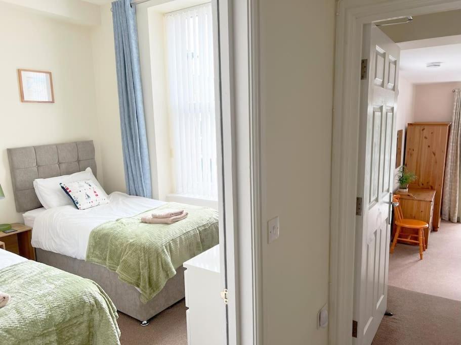 Private Parking, Central Llandudno, King Bed With Ensuite At Clement Lodge Bagian luar foto
