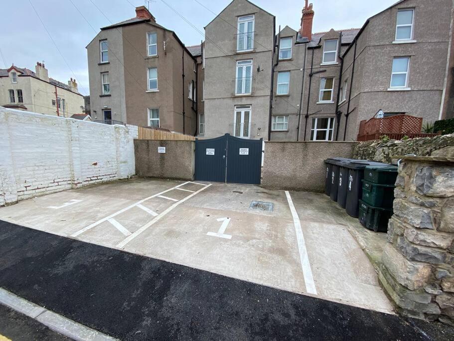 Private Parking, Central Llandudno, King Bed With Ensuite At Clement Lodge Bagian luar foto